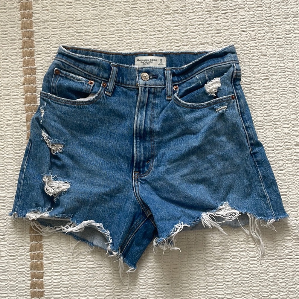 Abercrombie high rise 4” curve love mom short in size 26 dark wash ripped